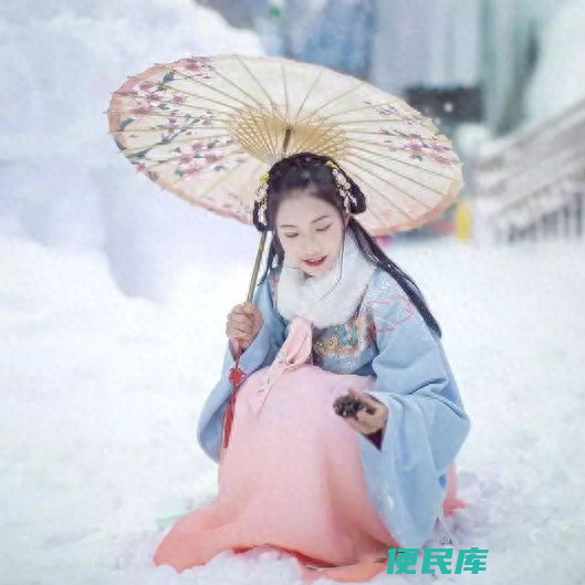 披风和斗篷的区别在哪里（斗篷和披风哪个更保暖呢）