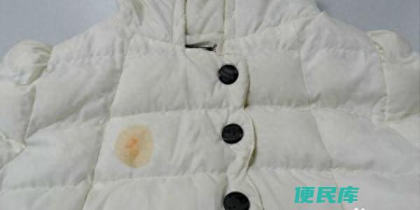 羽绒服油渍怎么去除（羽绒服不小心沾上油渍怎么办）