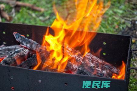 烧烤碳怎么点燃（点燃烧烤碳的技巧）